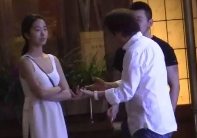 杨采钰大方示爱陈金飞没有肢体语言诚实？