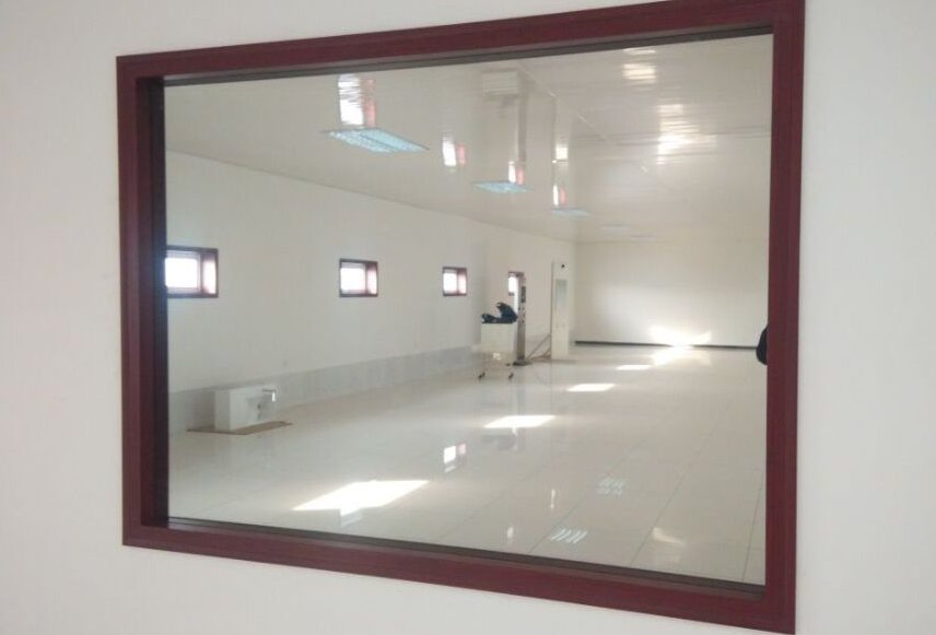 镜面玻璃和单向玻璃的区别？