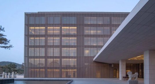 想去青岛黄岛金沙滩，有知道离那里近的比较好的酒店吗