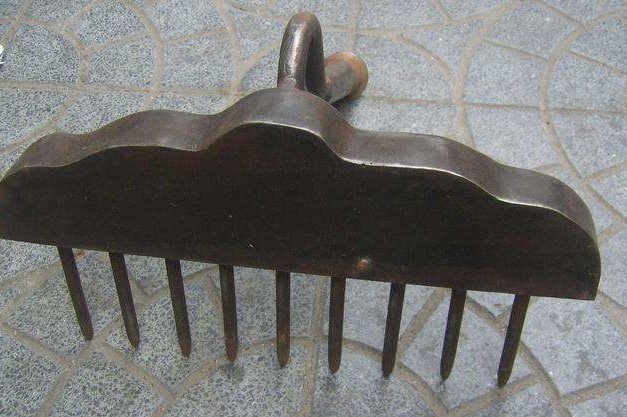 猪八戒的九齿钉耙来自于哪里？