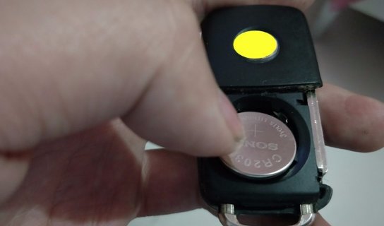 大众速腾2017车钥匙怎么换电池