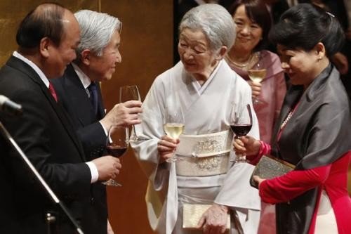 二战日本战败后裕仁天皇为什么没有退位？