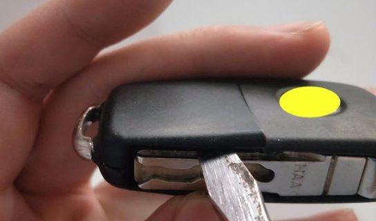 大众速腾2017车钥匙怎么换电池