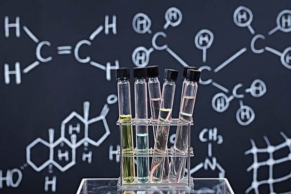 正丁醇沸点比乙醚沸点高，但是在水里的溶解度相同，为什么