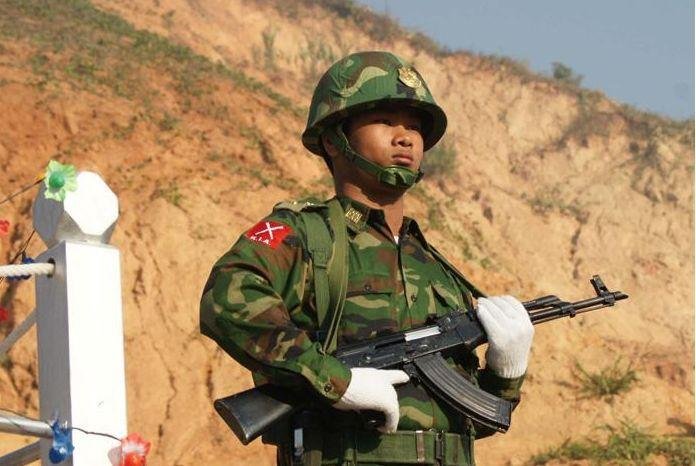 解放军叔叔击落了五架敌机和三艘军舰。这句话修改病句怎么修？