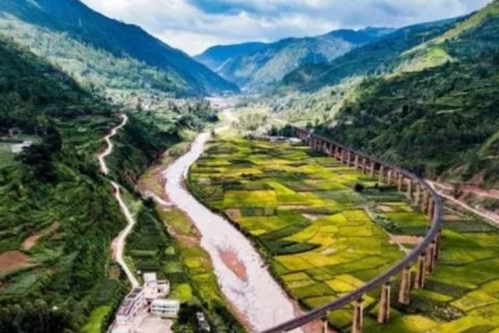 每一列火车经过龙骨甸大桥都要鸣笛30秒，这是为何？