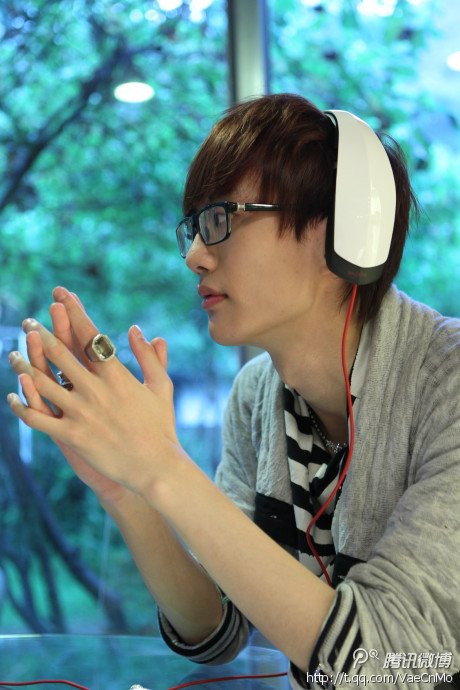 求许嵩Vae高清图片／壁纸。要超高清的~~~