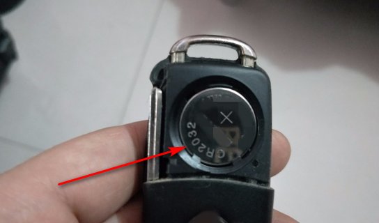 大众速腾2017车钥匙怎么换电池