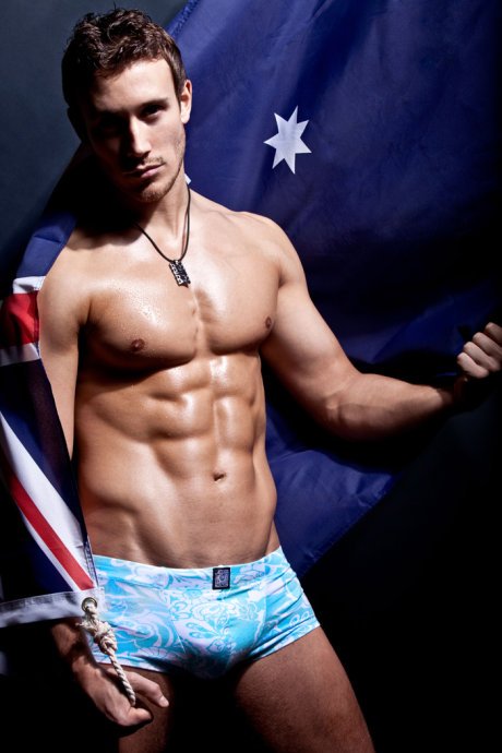 求霸气肌肉男图片，最好没有上衣，广泛征集啊！