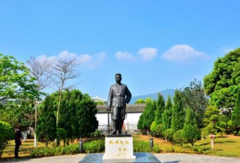 为新中国建设和发展作出杰出贡献的人物写一封信？