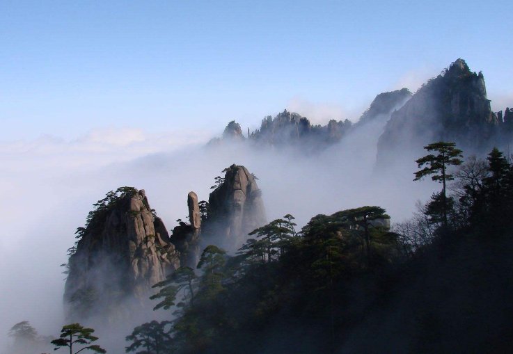 七律登庐山中跃上葱茏四百旋中的葱茏是什么意思