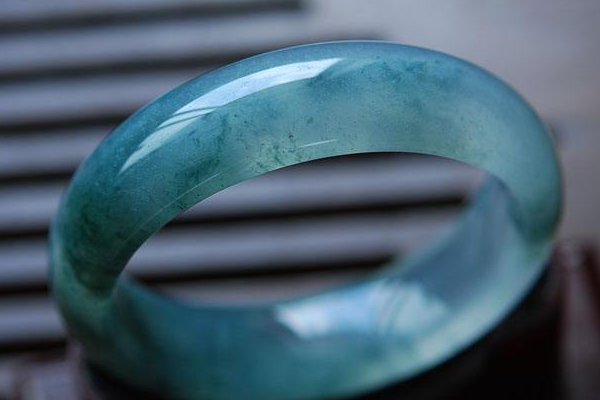 鹅卵石是不是玉石啊，它们到底有啥区别呢？