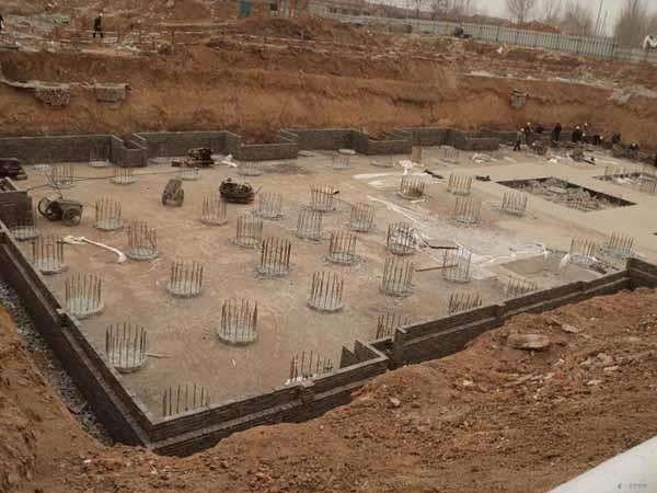 9、 简述人工挖孔灌注桩的施工工艺过程。