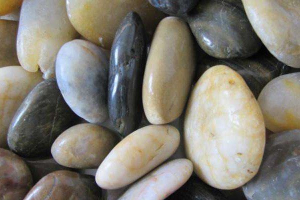 鹅卵石是不是玉石啊，它们到底有啥区别呢？