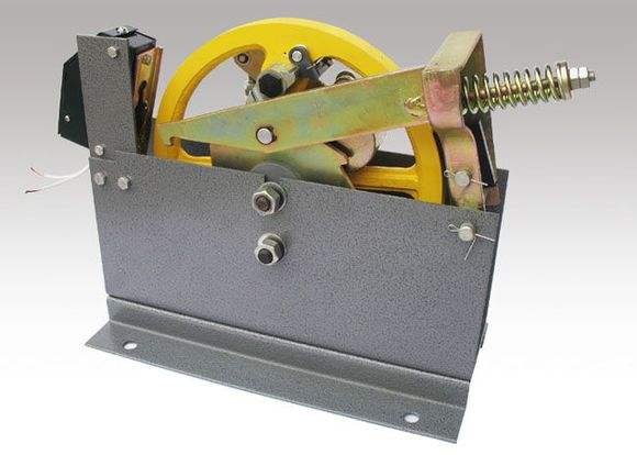 限速器的动作速度与电梯额定速度关系是怎么的?