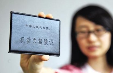 如果没有驾驶证，交警怎么处理低速四轮电动汽车呢？