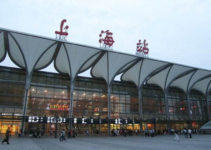 上海浦东机场最近的高铁站是那个？从机场过去有多远，坐什么交通工具最方便？