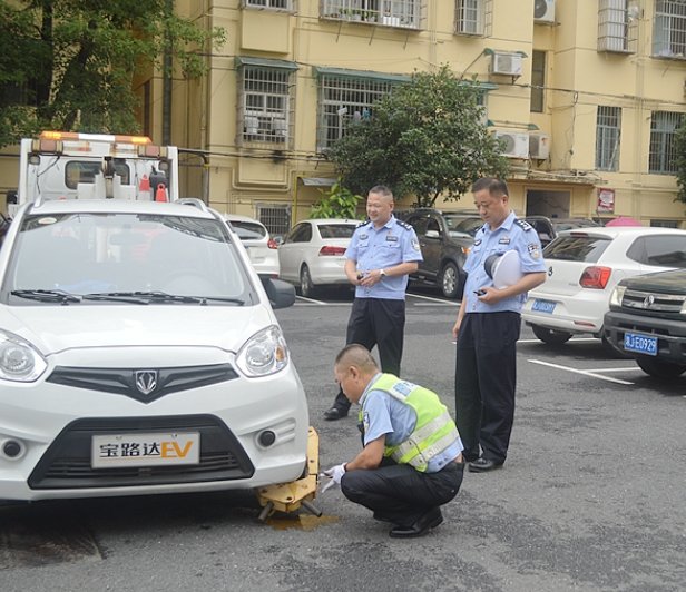 如果没有驾驶证，交警怎么处理低速四轮电动汽车呢？