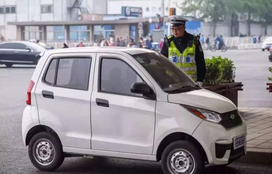 如果没有驾驶证，交警怎么处理低速四轮电动汽车呢？