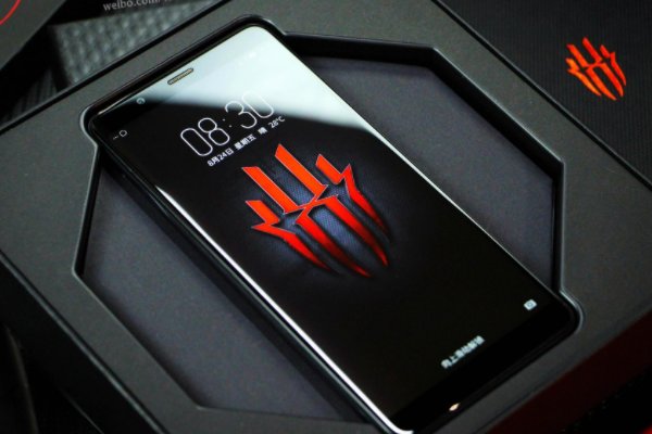 红魔手机是哪个品牌的