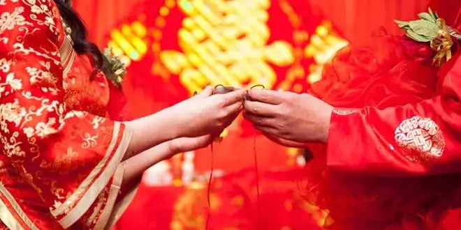 大连一婚礼仅6人参加，公公当摄像婆婆放礼花，这场婚礼有何特殊意义？