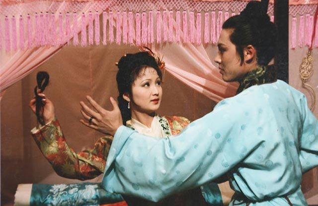 古代有些大户夫妻晚上睡觉时，为何丫环要守在一旁？