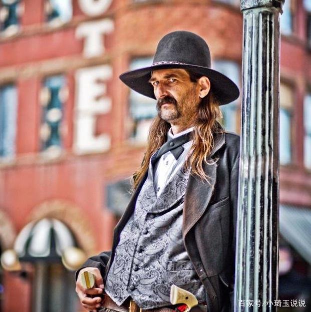 美国西部第一快枪手，单挑杀百人，为何死时手里的一把牌至今仍是忌讳?