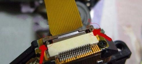 怎么取笔记本电脑上面的排线？