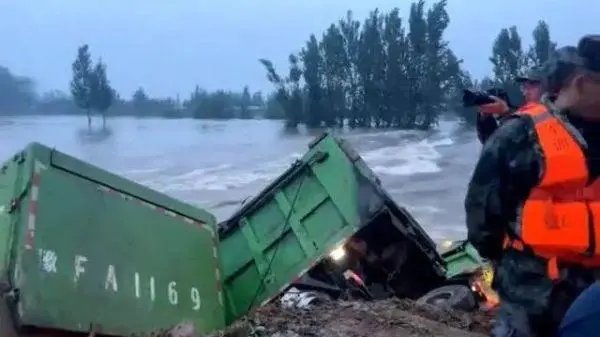 河南被用来堵决口的卡车即将被挖出,这卡车挖出来还能用吗?