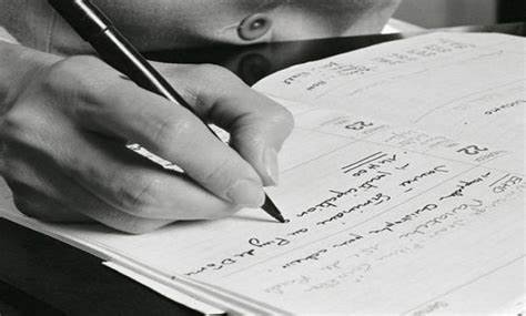 本科论文、硕士论文与博士论文的内容相比，有什么区别？