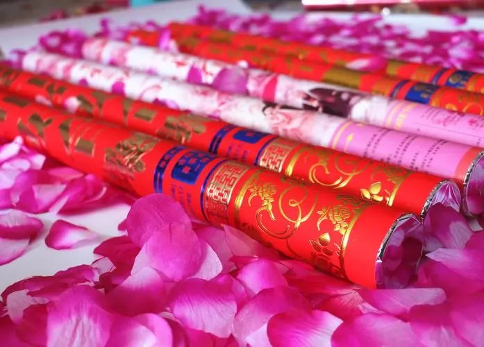 大连一婚礼仅6人参加，公公当摄像婆婆放礼花，这场婚礼有何特殊意义？