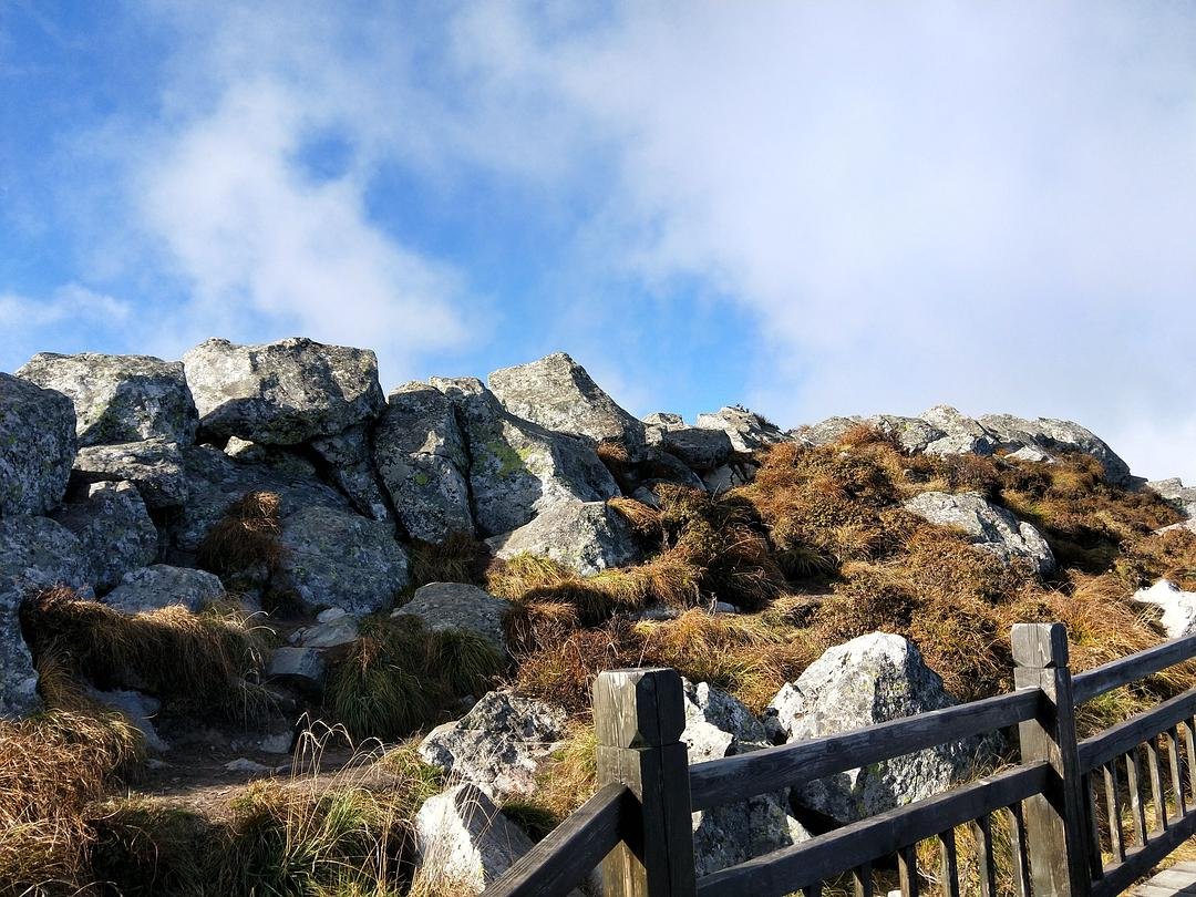 众多游客滞留在太白山山顶超2小时，游客们能受得了山顶上的寒风吗？