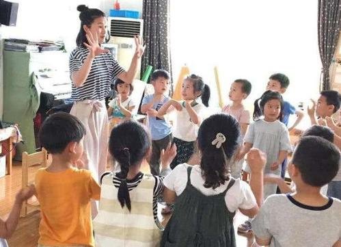 集体和群居一样吗？