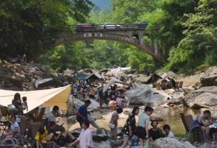 气象预测未来10天四川盆地持续高温天气，当地居民该怎么避暑呢？