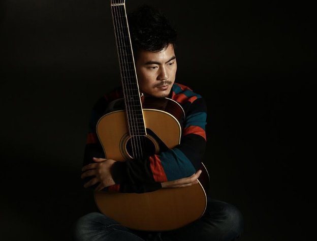 这些年受过的伤都自己扛是什么歌？