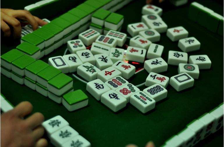 打麻将时的三缺一是什么意思?