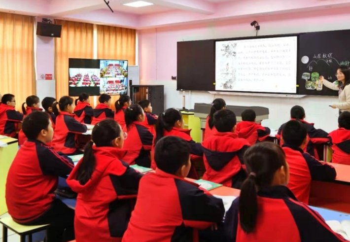 我从去年辞帝京谪居卧病浔阳城的翻译