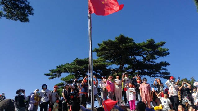 假期首日数千游客黄山上唱起国歌，他们用歌声表达了什么情感？