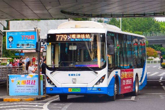 在公交车上英语用in还是on