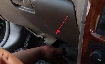 路虎神行者2座椅扶手怎么拆