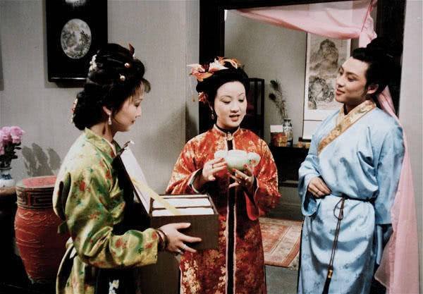 古代有些大户夫妻晚上睡觉时，为何丫环要守在一旁？