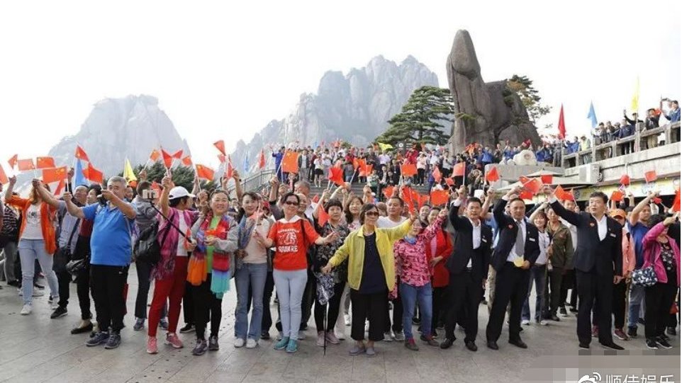 假期首日数千游客黄山上唱起国歌,他们用歌声表达了什么情感?