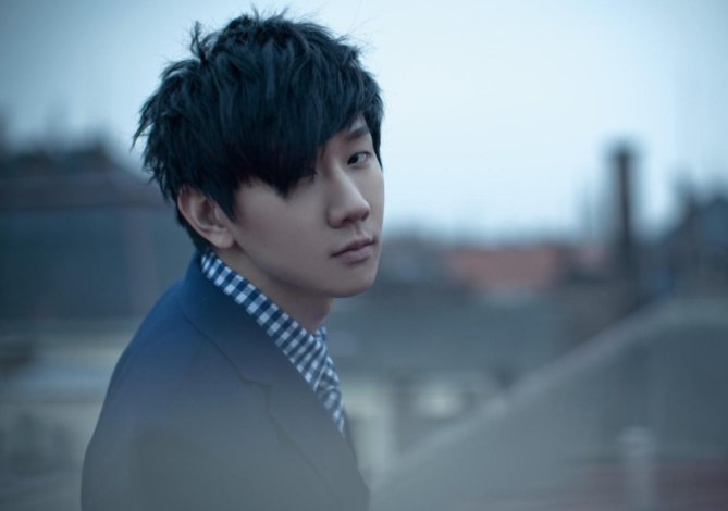 那天你拥抱谁的梦,我为你退后。这句歌词出自哪首歌