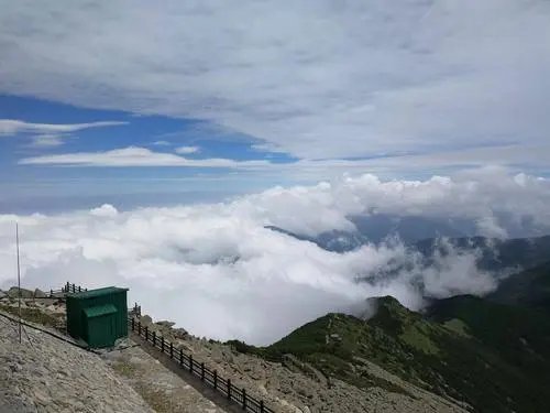 众多游客滞留在太白山山顶超2小时，游客们能受得了山顶上的寒风吗？