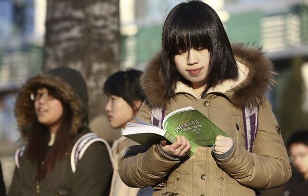 坐在学霸的棍子上背单词