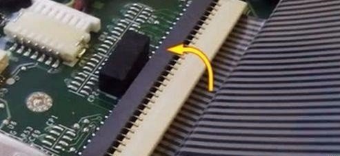 怎么取笔记本电脑上面的排线？