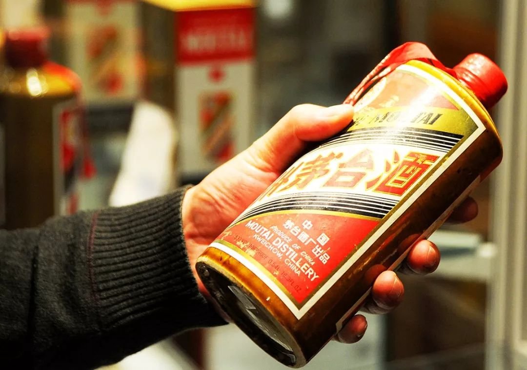 上海一男子年薪百万却卖假茅台，最终是如何被警方抓获的？