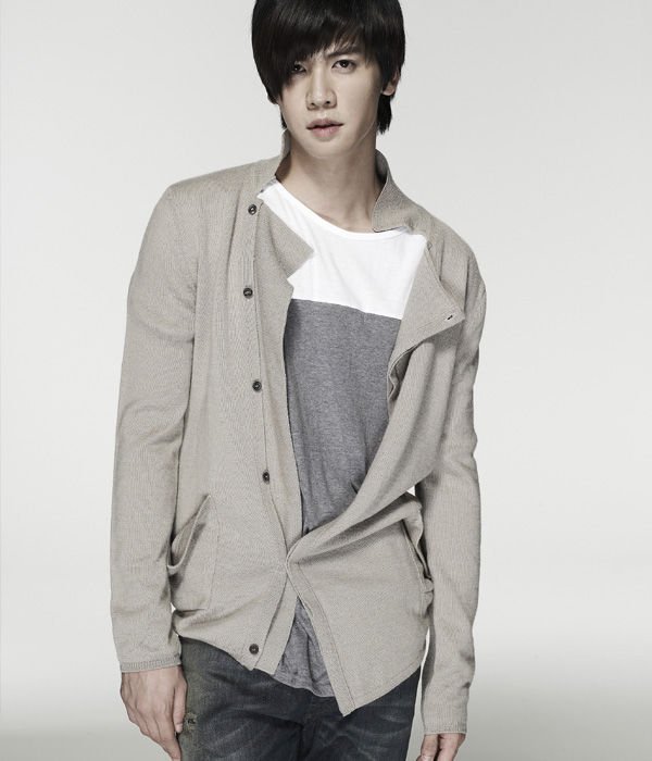 韩版花样男子里面有个是演坏主角的男的,戴的眼镜挺帅的~~说要保护金丝草的一个男生叫什麽名？帮帮我啦~~