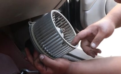 路虎神行者2座椅扶手怎么拆