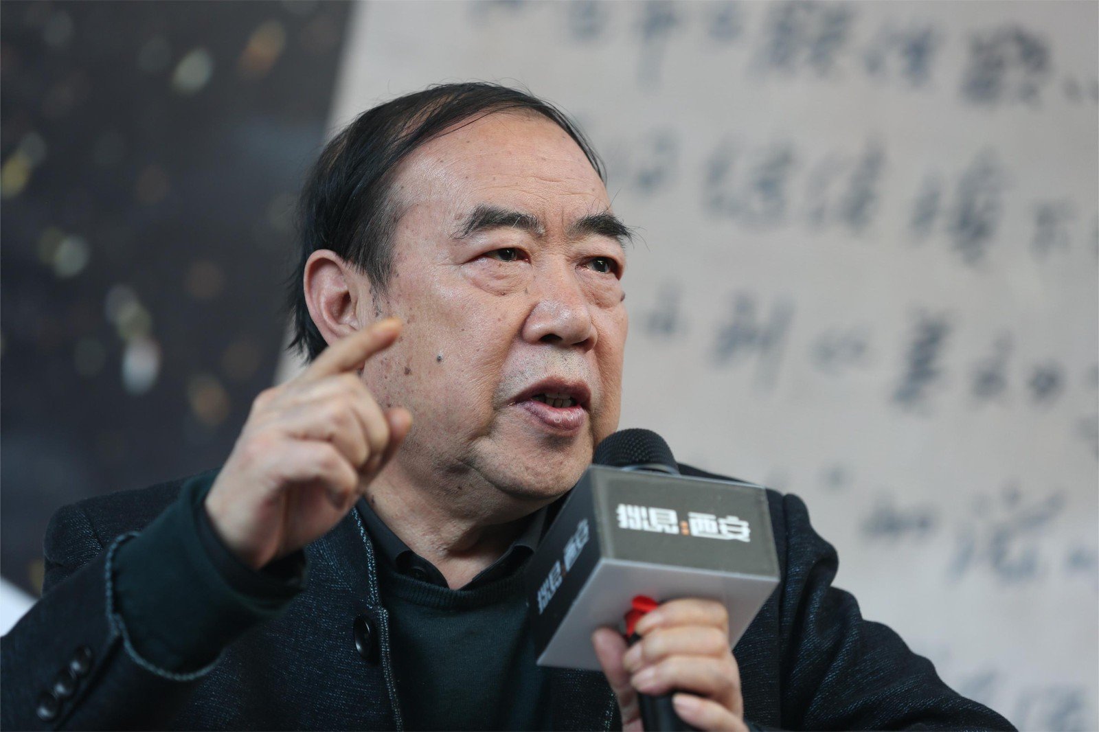 “答案在风中飘扬”出自哪里?